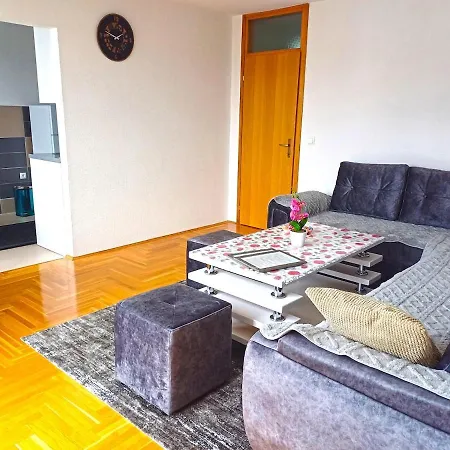 Your Cozy Corner With Sarajevo View, Parking Included شقة