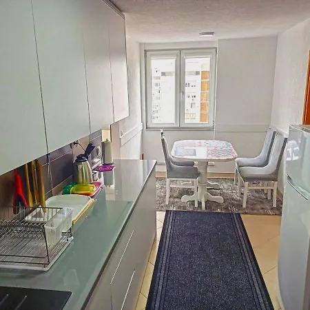 Your Cozy Corner With Sarajevo View, Parking Included شقة