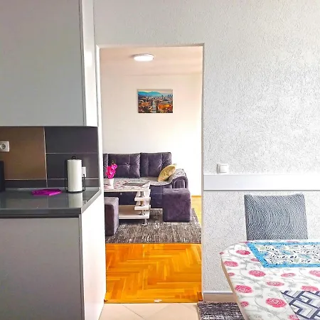 Your Cozy Corner With Sarajevo View, Parking Included شقة